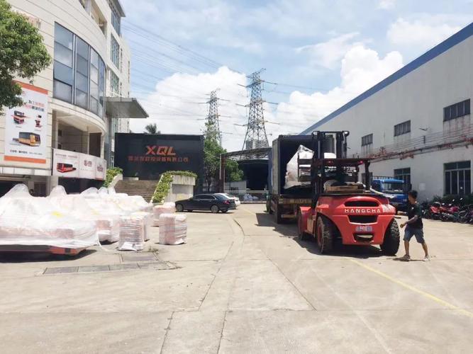 中东客户一次性购买13台光纤激光设备,工厂装柜装箱,井然有序地出货!
